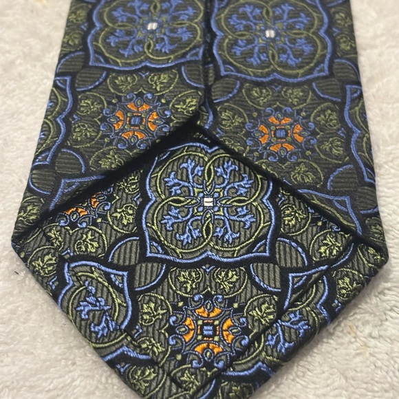 Brand New Corporate Power Tie By JOS A. BANK Signature Gold - Picture 3 of 4